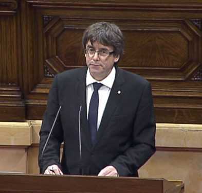 Puigdemont declara independencia de Cataluña y la suspende para llamar a diálogo