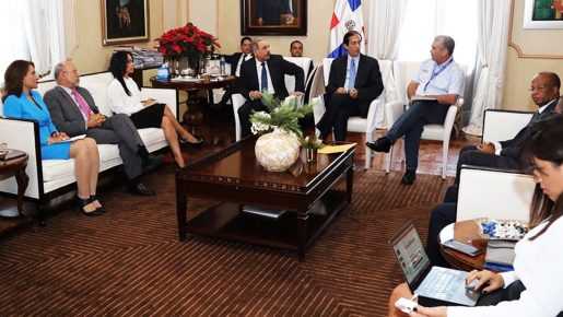 Danilo Medina se reúne con sector transporte del Gobierno