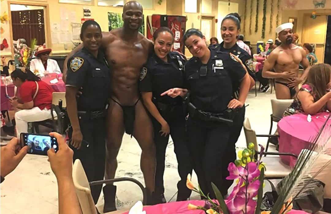 Policías dominicanas serán sancionadas por posar con stripper
