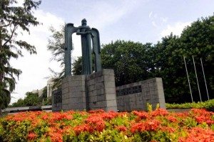 Roban 21 ejemplares de la Bandera Nacional del Panteón Héroes de Constanza, Maimón y Estero Hondo