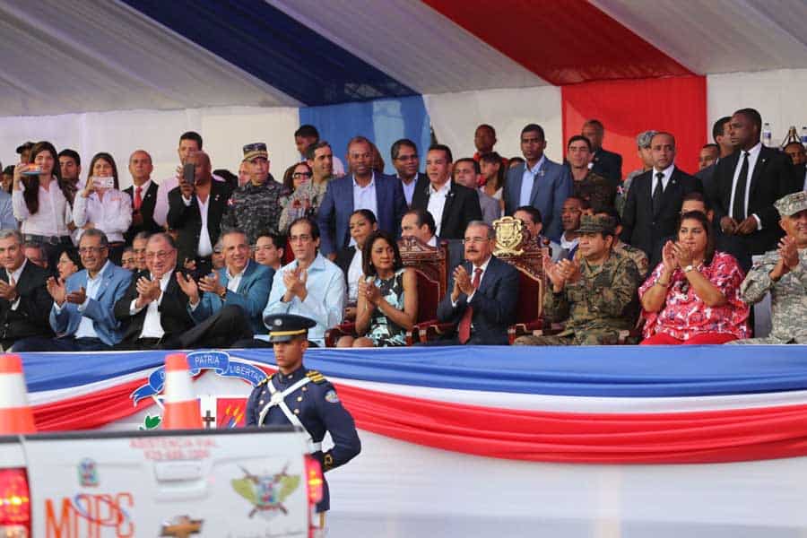 Presidente asiste a desfile militar por 172 aniversario Independencia Nacional