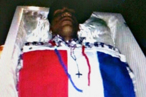 Foto cadáver con Bandera Nacional circula en redes es de Santiago