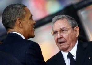 Los presidentes Barack Obama y Raúl Castro se encontrarán este lunes en el Palacio de la Revolución de La Habana en el arranque de los actos oficiales de la visita de dos días.  Para Obama no hay mejor lugar que La Habana para mostrar que el acercamiento puede hacer más que el aislamiento para lograr cambios tangibles en la isla comunista.  Por el momento han sido pocos los cambios que ha podido ver Obama. Las vallas publicitarias que hace solo meses denunciaban el imperialismo ahora denuncias la violencia contra las mujeres o la pereza.  Las calles y algunos de los vetustos edificios de La Habana han sido pintados y en cuatro día se presentan los Rolling Stones, algo impensado cuando hace unos años la música occidental era prohibida.  Pero la represión de las protestas y las violaciones a los derechos humanos en la isla, como lo vivieron el domingo las Damas de Blanco, continúan siendo parte de la vida diaria de los cubanos.  Su llegada  El presidente Obama llegó el domingo a La Habana poco antes de las 5:00 de la tarde, en el comienzo de un histórico viaje donde busca llevar a un punto de no retorno el acercamiento con Cuba.  Obama, la primera dama, Michelle Obama, sus dos hijas y su suegra bajaron del Air Force One bajo cielos nubosos y una lluvia ligera.  Fueron recibidos por funcionarios cubanos de alto nivel incluyendo el ministro de Relaciones Exteriores, Bruno Rodríguez y la jefa de la sección de EE.UU. de ese ministerio, Josefina Vidal, así como por el encargado de negocios de la embajada estadounidense en Cuba, Jeffrey DeLaurentis.  Obama saludó a la multitud y luego abordó una limusina en la que partió hacia una reunión con el personal de embajada estadounidense en La Habana y sus familias en el Hotel Meliá Habana.  "Esta es una histórica visita, y una oportunidad histórica para conocer al pueblo cubano", les dijo.  La Casa Blanca dijo que la visita de tres días de Obama —la primera de un presidente en funciones desde que el 30º presidente de EE.UU., Calvin Coolidge, visitó la isla en 1928 a bordo de un barco de guerra— representa un nuevo comienzo en las relaciones entre los dos antiguos enemigos de la Guerra Fría, expandiendo la restauración formal de sus lazos diplomáticos que inició hace ocho meses.  Recorrido por La Habana Vieja  Una hora después de haber arribado, Obama y su familia caminaron bajo una fina llovizna por algunos sitios culturales en el casco de La Habana Vieja, incluyendo La Plaza de Armas, la primera de las creadas en la villa de San Cristóbal de La Habana, y la Catedral de la ciudad.  Unos pocos cientos de personas que habían llegado a la plaza le aplaudieron y gritaron su nombre. El presidente pasó unos minutos saludando a algunas personas antes de entrar a la Catedral.  El recorrido de los Obamas terminó con una cena en el restaurante San Cristóbal.  Además de la reunión con Castro, el mandatario estadounidense se reunirá con empresarios para discutir negocios entre los dos países y por la noche asistirá a un banquete de estado en el Palacio Revolucionario.  El presidente tiene también programadas reuniones con representantes de la disidencia cubana.  El discurso de Obama al pueblo cubano, el acto culminante de este viaje el martes por la mañana, será una oportunidad para echar un vistazo a la historia complicada de los dos países, pero también “expondrá la visión estadounidense de cómo los dos países pueden trabajar juntos y cómo los cubanos pueden buscar una vida mejor” , según lo describió el viceasesor de seguridad Nacional, Ben Rhodes, en una sesión con la prensa.