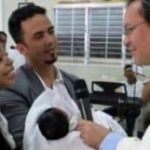 Fiscal y su esposo presentan hija en Iglesia Católica