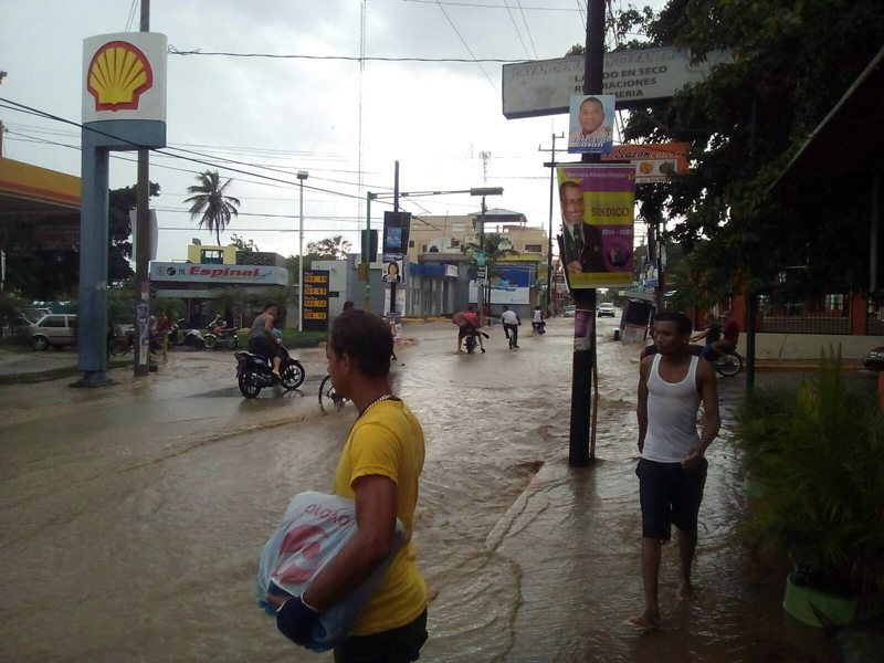 Al menos 300 viviendas inundadas por lluvias en Santiago