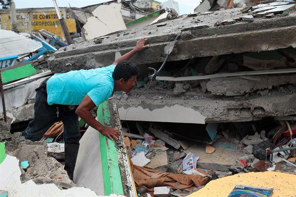 Sube a 246 muertos por terremoto Ecuador