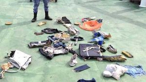 Sugieren hubo explosión vuelo EgyptAir
