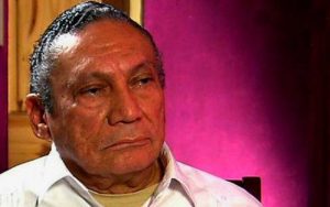 Manuel Antonio Noriega (Panamá, 11 de febrero de 1934) es un militar y político panameño, quien fue líder castrense y gobernante de facto de Panamá, desde 1983 hasta 1989. Estableció una dictadura en la que sumió al país en una grave crisis económica, política y social. En 1989 los Estados Unidos invadieron militarmente Panamá provocando numerosas muertes tanto civiles como militares y causando el desmantelamiento de las fuerzas militares panameñas, el caos económico y social en el país y la posterior rendición y arresto de Noriega. En 1992 fue juzgado en los Estados Unidos y condenado a una pena de 40 años de reclusión, bajo la acusación de estar relacionado con el cártel de Medellín. La pena se rebajó posteriormente a 30 años y luego a 20 por "buena conducta". A principios de 2008 permanecía en una cárcel de Miami a la espera de que se defina su situación. Francia solicitó su extradición, ratificada en enero de 2008 por un juez estadounidense. Noriega fue condenado en 2010 por la justicia francesa a siete años de cárcel por blanquear dinero del narcotráfico. Un juez francés le concedió la libertad condicional en septiembre de 2011 pedida por sus abogados, al considerar que Noriega cumplió más de la mitad de su condena francesa: año y medio que lleva detenido en Francia y los dos años y medio que permaneció detenido en Estados Unidos a la espera de la aprobación de su extradición a París. Noriega permaneció en la cárcel parisina de La Santé hasta su extradición hacia Panamá el 11 de diciembre del 2011
