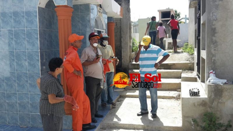 Maxwell Reyes SANTIAGO.-El cadáver de una mujer que fue sepultado el pasado miércoles en un cementerio privado del municipio Sabaneta en Santiago Rodríguez fue profanado por desconocidos la madrugada de ayer sábado quienes sacaron el cuerpo del ataúd y lo dejaron a la intemperie. La profanación del cuerpo de Elena Mercedes María Then, de 68 años, quien falleció el pasado martes por complicaciones de salud en la comunidad Mata del Jobo, ha generado indignación entre familiares, vecinos y residentes en el municipio Sabaneta. La mañana de ayer sábado, parientes de Elena Mercedes visitaron la Policía Nacional y el Ministerio Público para que inicien las investigaciones de lugar, con el objetivo de determinar quienes fueron los responsables de la profanación. El periodista César Gómez explicó que el cementerio de Lolito Rodríguez donde ocurrió el macabro hallazgo la mañana del sábado, son unos terrenos que fueron habilitados para esos fines ya que el camposanto municipal no hay espacio para sepultar cadáveres. Marcelo Pilarte, administrado del cementerio municipal de Sabaneta dijo ayer sábado que los profanadores no lograron llevarse el ataúd donde se encontraba el cuerpo de la señora Elena Mercedes María Then. “Es bueno aclarar que no fue en el cementerio municipal esto ocurrió en el cementerio privado de Lolito Rodríguez, procede que las autoridades realicen las investigaciones de lugar porque el ataúd lo dejaron ahí”, apuntó Pilarte. Miembros de la Defensa Civil pasada las 11:00 de la mañana se ayer sábado llegaron a dicho cementerio procedieron a colocar el cadáver de la dama en el sarcófago para nueva vez introducirlo en el nicho donde se encontraba sepultado, mientras la Policía investiga el caso.