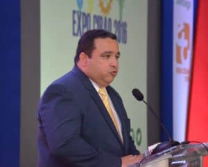 Expo Cibao es la exhibición comercial de mayor impacto  Anuncian montaje Expo Cibao SANTIAGO.- La Cámara de Comercio y Producción de Santiago anunció este martes la celebración de la vigésimo octava versión de Expo Cibao, que se llevará a cabo del 28 de septiembre al 2 de octubre en los jardines del Gran Teatro del Cibao.  Así lo dio a conocer Juan Manuel Ureña, presidente de la entidad, quien dijo que en esta oportunidad la exhibición comercial de mayor impacto en su género en el país tendrá como lema “Por un País de Empresas Sostenibles”.  El anuncio fue hecho por Ureña en un encuentro con la prensa local celebrada en las instalaciones del Edificio Empresarial, acompañado de los directivos de la institución.  Expresó la pertinencia del factor sostenible en todo el accionar del ser humano, resaltando la importancia de crear empresas capaces de perdurar, en un ambiente amigable tanto en lo energético como en lo ambiental.  “Todo esto debe ir acompañado de una economía sostenible en lo referente a las finanzas públicas y presupuesto nacional”, agrego el presidente de la Cámara de Comercio y Producción de Santiago.  Dijo sentirse altamente complacido de poder anunciar esta nueva versión de Expo Cibao que, a su juicio, desde ya promete ser atractiva, llena de oportunidades de negocios y que servirá de instrumento para ampliar la colocación de nuestros productos hacia los mercados, tanto nacionales como internacionales.  Versión número 28 de Expo Cibao  Expo Cibao se ha realizado de manera ininterrumpida durante 28 ocasiones, a través de las cuales ha crecido en espacio de exhibición, número de expositores, calidad y visitantes.  Para esta versión contará con un amplio programa de charlas y conferencias, ruedas de negocios, talleres educativos, presentaciones culturales y artísticas, y otras actividades.  En el trasfondo del lema Expo Cibao 2016 aparece la sostenibilidad como elemento principal. Construir un país con mayores o mejores probabilidades de ser habitable para las generaciones por venir sólo se logra en la medida en que se construya una sociedad sostenible.