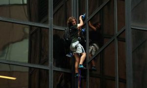 Presentan cargos hombre escaló Torre Trump