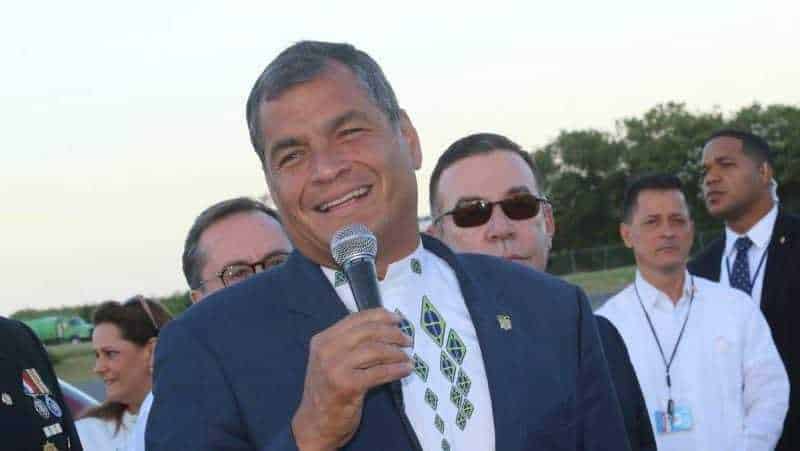 Solicitan a la Interpol el arresto del expresidente Correa