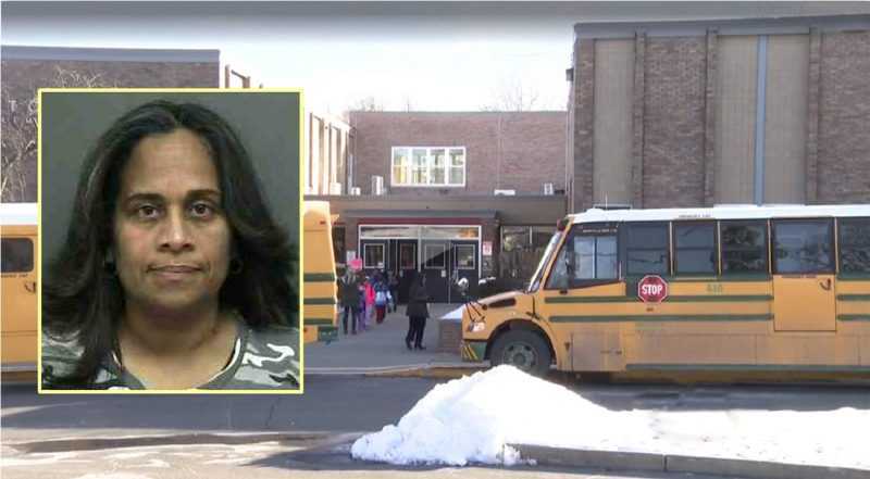 NUEVA YORK._ Yessenia Vásquez, una maestra puertorriqueña de educación especial en la escuela primaria Stony Point del condado Rockland, fue detenida y acusada de abusos recurrentes físicos y mentales a numerosos estudiantes con discapacidades, incluyendo meterlos en un en un armario para castigarlos, entre otros cargos relacionados. La educadora de 43 años de edad, fue arrestada el jueves 16 de febrero, en medio de una investigación por mala conducta, después que padres de estudiantes con discapacidades, denunciaron supuestos abusos de su parte. El periódico Rockland Times dijo que las supuestas infracciones de Vásquez, que ella habría metido al estudiante en el armario en varias ocasiones. También enfrenta cargos por poner en peligro el bienestar de un niño o persona incapacitada físicamente, un delito grave clase E, poner en peligro el bienestar de un menor de edad en cuatro ocasiones, acoso frecuente y encarcelamiento ilegal. La policía dijo que varios estudiantes fueron maltratados por la maestra, pero no está claro cuántas víctimas alegan supuestos abusos. El distrito escolar había puesto a Vásquez en licencia administrativa por un mes después de la divulgación de su comportamiento, el 8 de diciembre de 2016. Cuando su licencia terminó, fue reasignada a la escuela primaria Farley. Fuentes de la investigación, le dijeron al periódico que las personas relacionadas con la víctima estaban enojadas de que Vásquez, había sido reasignada en lugar de cancelarla, lo que provocó que llamaran a la línea directa contra abuso infantil. Las autoridades dijeron que habían recibido una denuncia en la línea, en enero de 2017, en la que se detallaba que "ella fue acusada, el primero de febrero y el 28 de noviembre, de 2016, por abusos físicos y mentales contra ​​varios niños con necesidades especiales bajo su supervisión en la clase". La Superintendente del Distrito Central del Norte de Rockland, Ileana Eckert, dijo que Vásquez fue puesta en licencia cuando el distrito se enteró de las acusaciones. La funcionaria declaró que "el distrito escolar central del Norte de Rockland, ha tenido conocimiento de la detención de la maestra de la Escuela de Educación Especial, Yessenia Vásquez”. Los cargos penales contra ella, se derivan de una serie de incidentes que habrían tenido lugar en su clase en 2016. "Este es un asunto lamentable, y la comunidad está extremadamente perturbada por estas acusaciones. El superintendente supo por primera vez de posibles irregularidades el 8 de diciembre de 2016, y de inmediato puso en marcha una investigación interna. Durante la investigación, se entrevistó con numerosos miembros del personal, incluidos los presentes en el momento de los hechos denunciados", dijo la Superintendente. "La señora Vásquez fue colocada en licencia administrativa en ese momento. El asunto fue investigado y manejado administrativamente. Todos los procedimientos apropiados fueron seguidos por el distrito", agrega la funcionaria. "El distrito escolar central del Norte de Rockland está cooperando plenamente con la investigación policial y continuará proporcionando los recursos que sean necesarios y adecuados para completar la última pesquisa de una manera precisa y oportuna. Como siempre, la seguridad y el bienestar de nuestros estudiantes son una prioridad. Vásquez ha sido empleada por el distrito escolar del Norte Central de Rockland desde 1996". Vásquez fue puesta en libertad por la policía con una citación a la corte fechada para el 21 de marzo a las 1:30 de la tarde, dijo el Departamento de Policía.