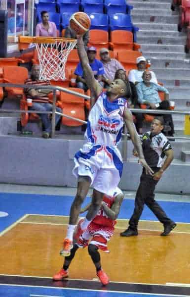 De León y Glen mantienen invicto al CDP en Basket de Santiago