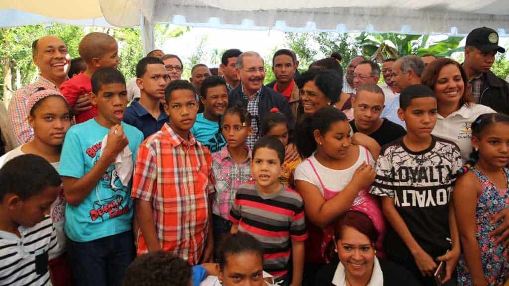 Danilo Medina promete ayuda a productores Los Limones en Villa Tapia