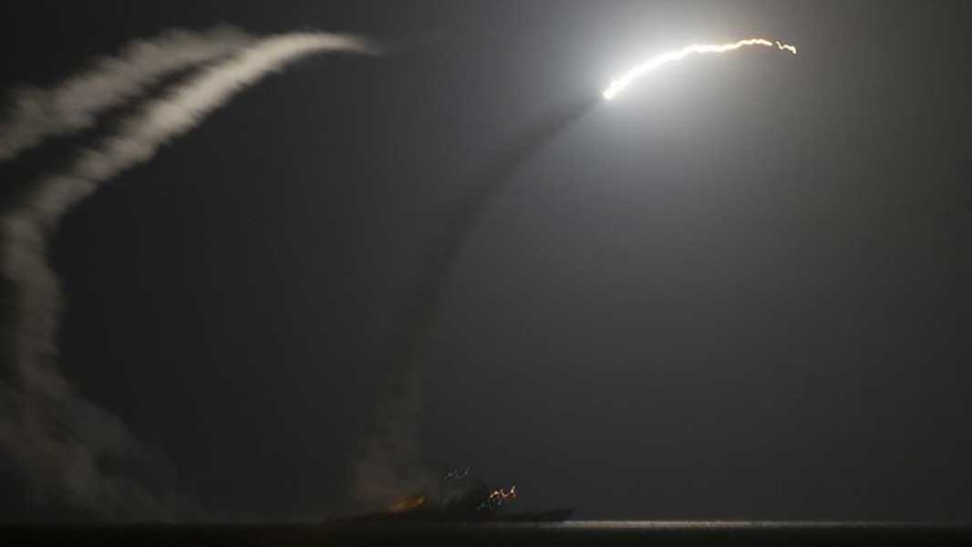 Estados Unidos lanza cerca de 50 misiles a base aérea Siria