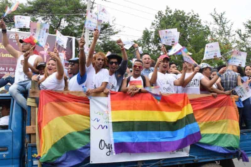 La colorida caravana de la comunidad GLBT partió del monumento a los Héroes de la Restauración, y recorrió las calles de los populosos sectores de esta ciudad.