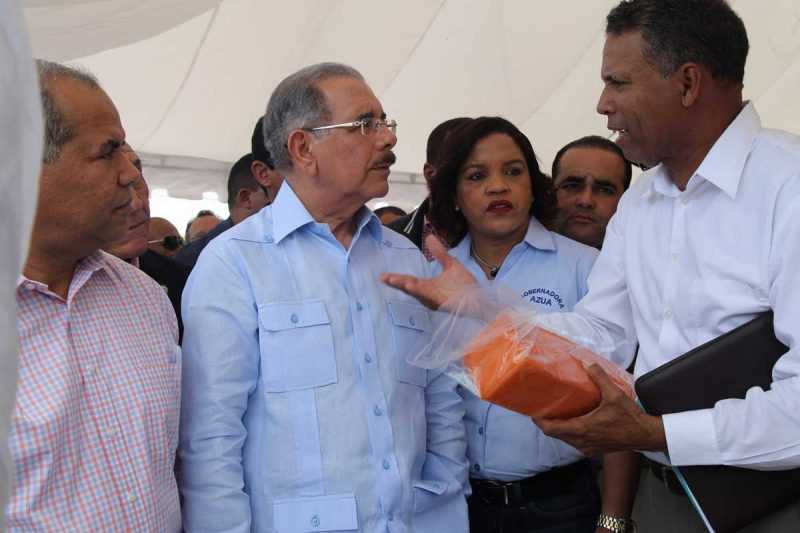 Danilo Medina entrega recursos a ganaderos de Las Yayas