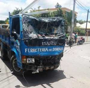 Villa González: Dos muertos accidente camión y motocicletas