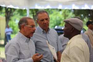 Danilo Medina se reúne con ganaderos de la Victoria