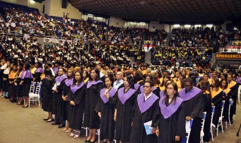 UASD graduó ayer 569 nuevos profesionales en Santiago