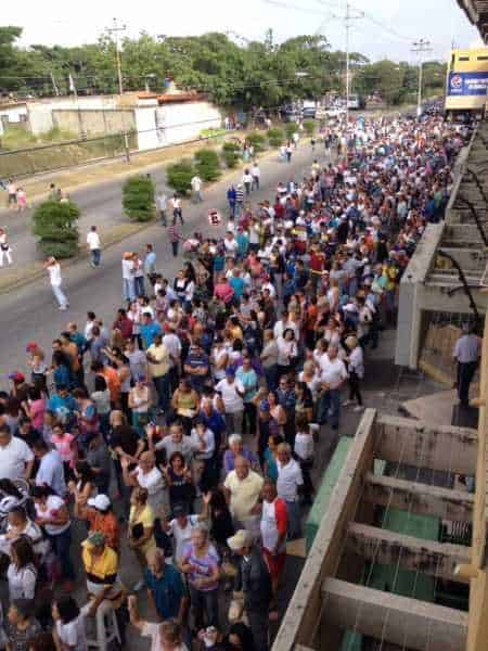 Consulta popular en Venezuela se realiza con normalidad