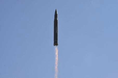 Corea del Norte dispara un misil balístico que voló sobre Japón