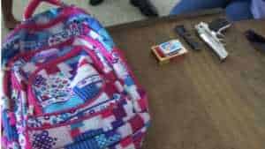 Atrapan adolescente de 13 años con pistola en su mochila