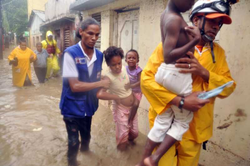 Sacan a la fuerza residentes en barrios inundados por crecidas arroyos