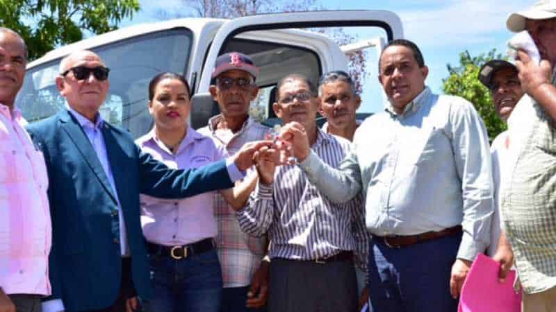 Gobierno entrega camión y autobús a productores y estudiantes Palmar de Ocoa