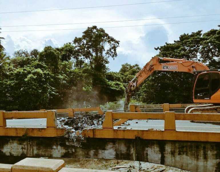 Inician demolición del puente Burende, en la autopista Duarte