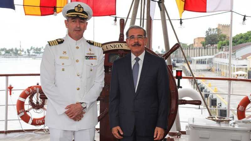 Danilo Medina visita el buque de la Armada Peruana