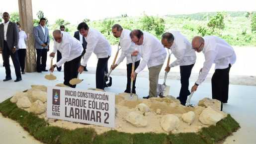 Danilo Medina da primer palazo parque eólico Larimar 2 en Barahona