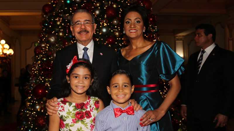 Palacio Nacional se viste de gala, familia presidencial enciende árbol de Navidad