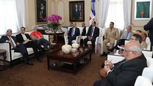 Danilo se reúne con miembros Mesa Presidencial contra el Contrabando