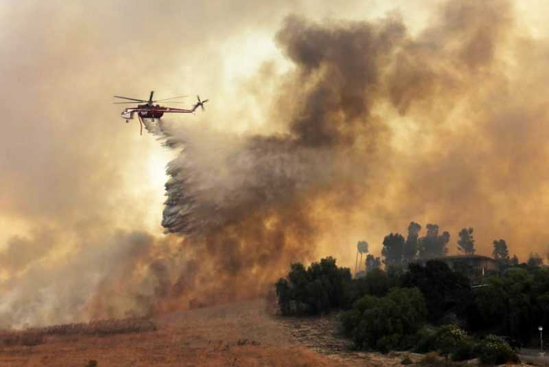 Vientos extienden incendio forestal en California