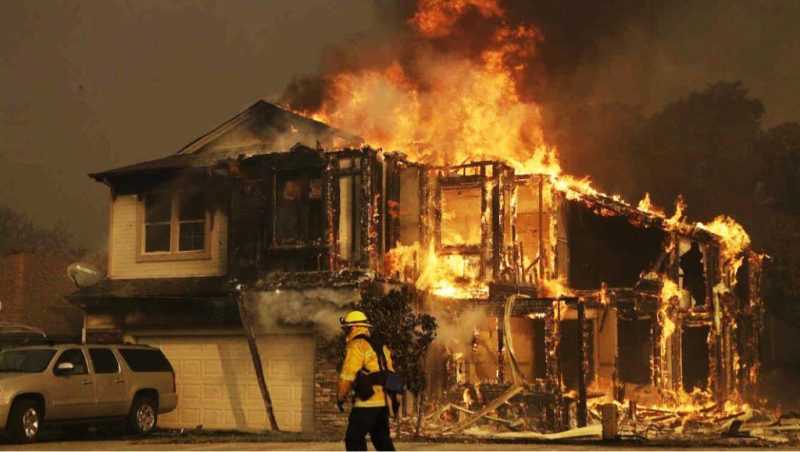 Incendios California:  Peligro extremo al retornar los vientos