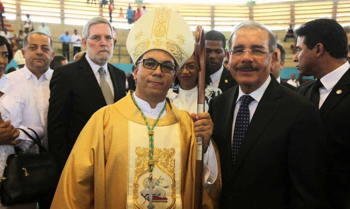 Medina asiste a ordenación nuevo obispo San Pedro de Macorís