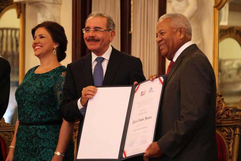 Medina entrega Premio Nacional de Periodismo 2017 a Osvaldo Santana