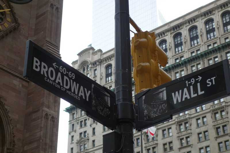 Wall Street cierra con caída de más de 1.100 puntos