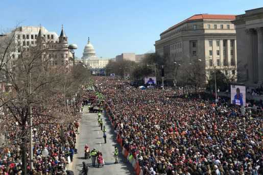 Miles exigen control de armas en Marcha por Nuestras Vidas