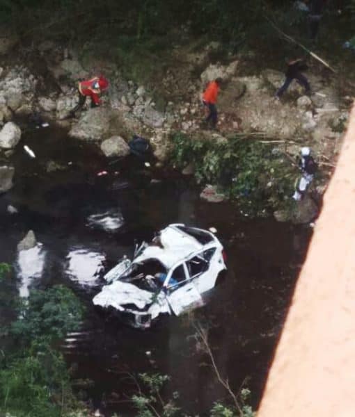 Al menos dos muertos al caer yipeta desde puente río Cumayasa