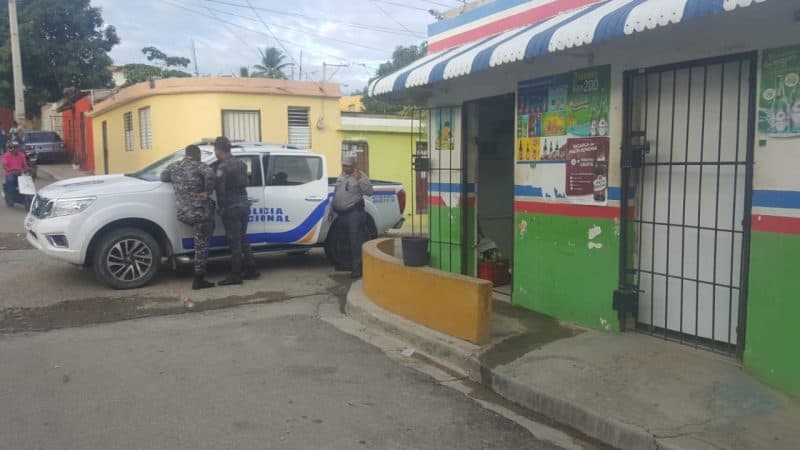 Balacera entre delincuentes deja un colmadero herido