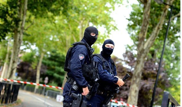 Francia: Hombre mata madre y hermana