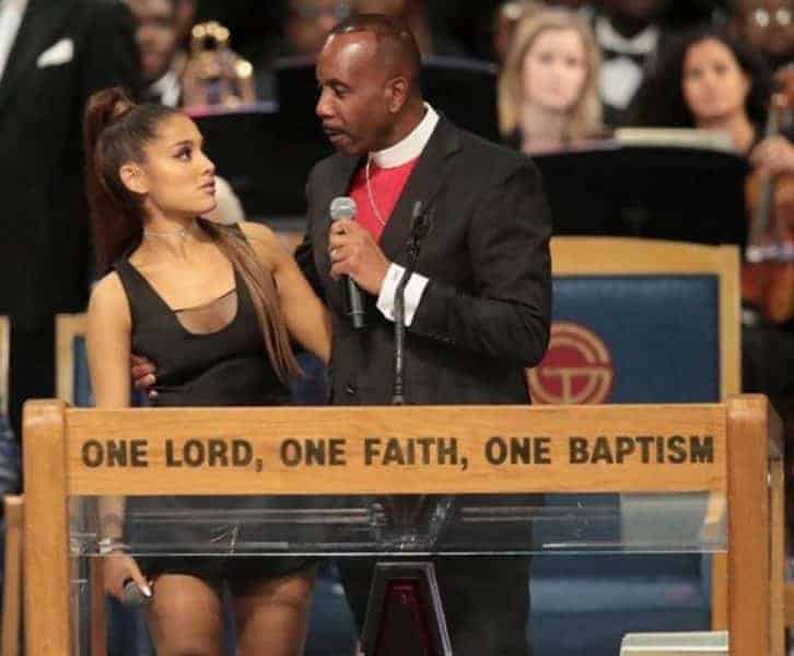 El obispo del funeral de Aretha Franklin se disculpa por manosear a Ariana Grande