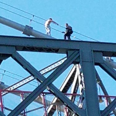 Hombre intentó saltar del puente de Williamsburg 