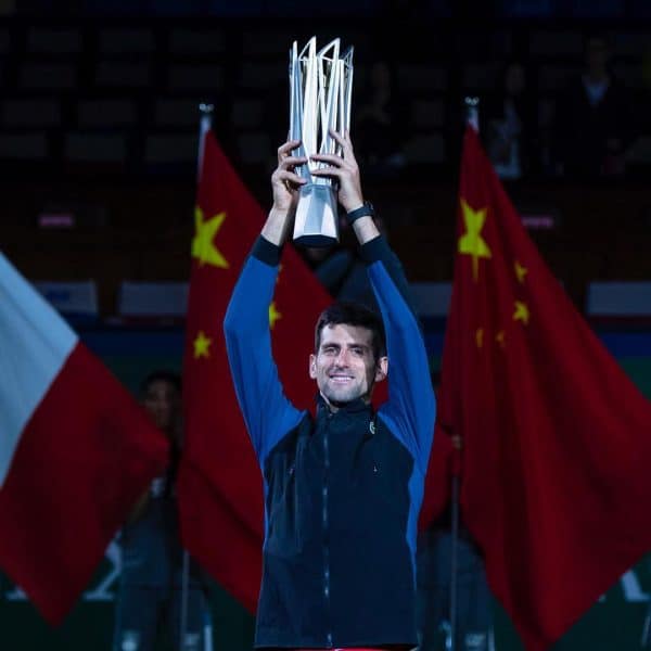 Djokovic gana torneo Shanghai y amenaza reinado de Nadal