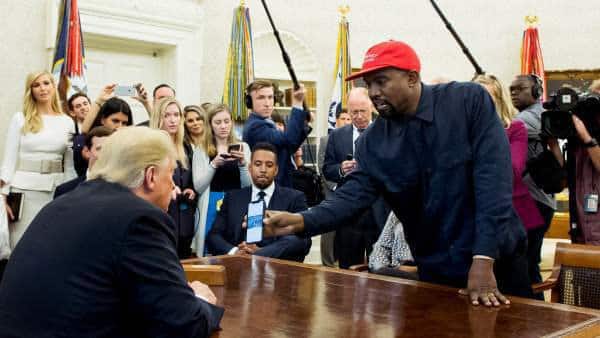 Kanye West se reúne con Trump y muestra contraseña de su iPhone