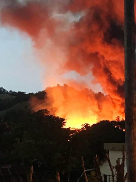 Fuego de grandes proporciones destruye ebanistería en La Vega