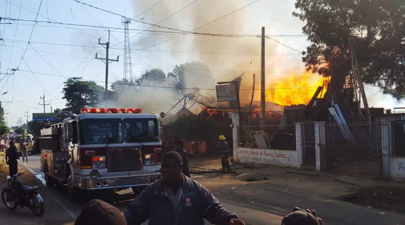 Fuego destruye negocios en Hato del Yaque